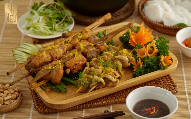 Chả cá lăng cùng gia vị đi kèm